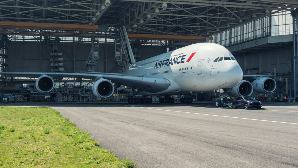 Porsche Cayenne S Diesel pulls one of Air France's 285 tonne A380 at Charles de Gaulle Airport in Paris - The Pull