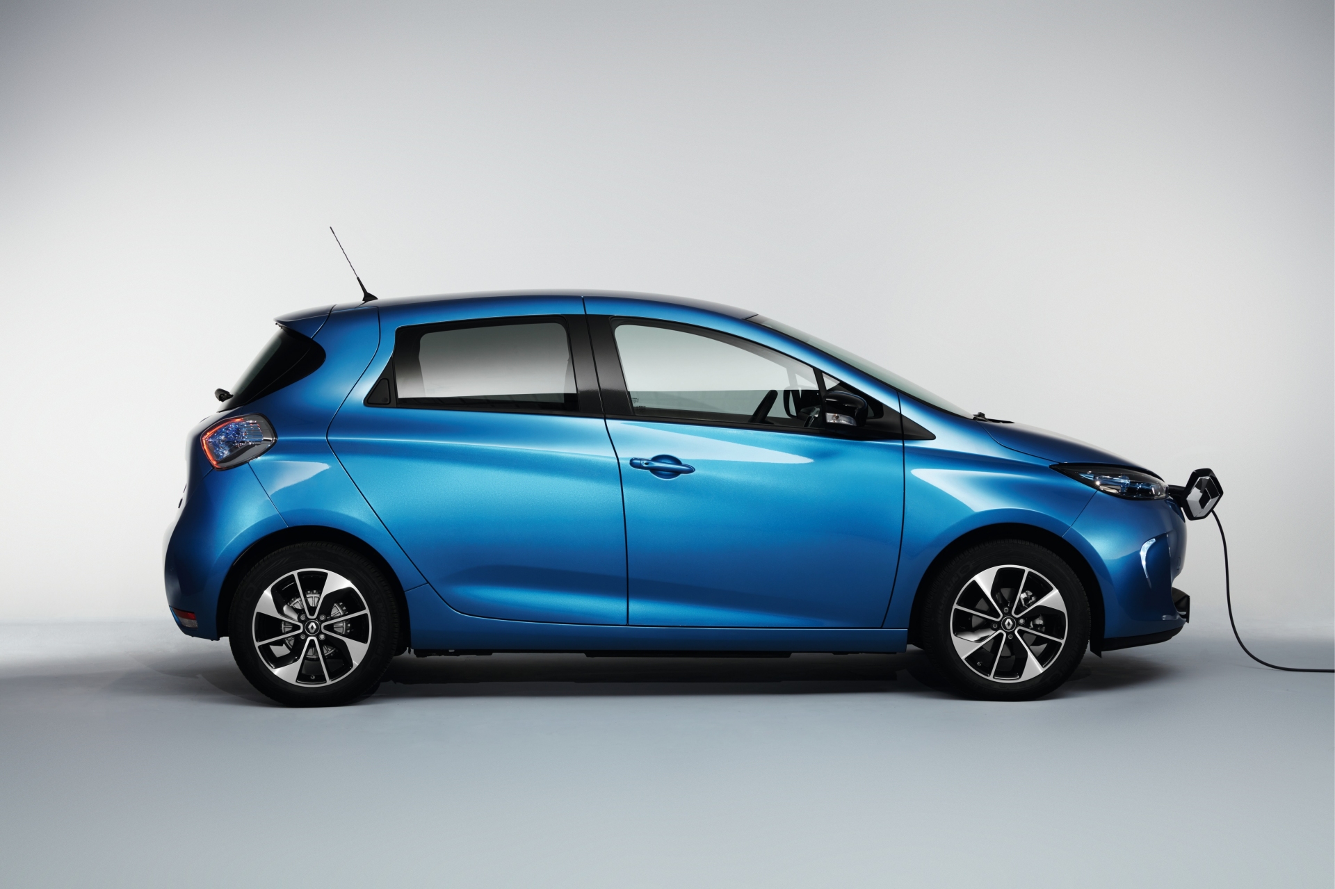 Renault ZOE - Blue Exterior - Side View - Green Machine | A Closer Look At Electric Cars And Hybrid Vehicles