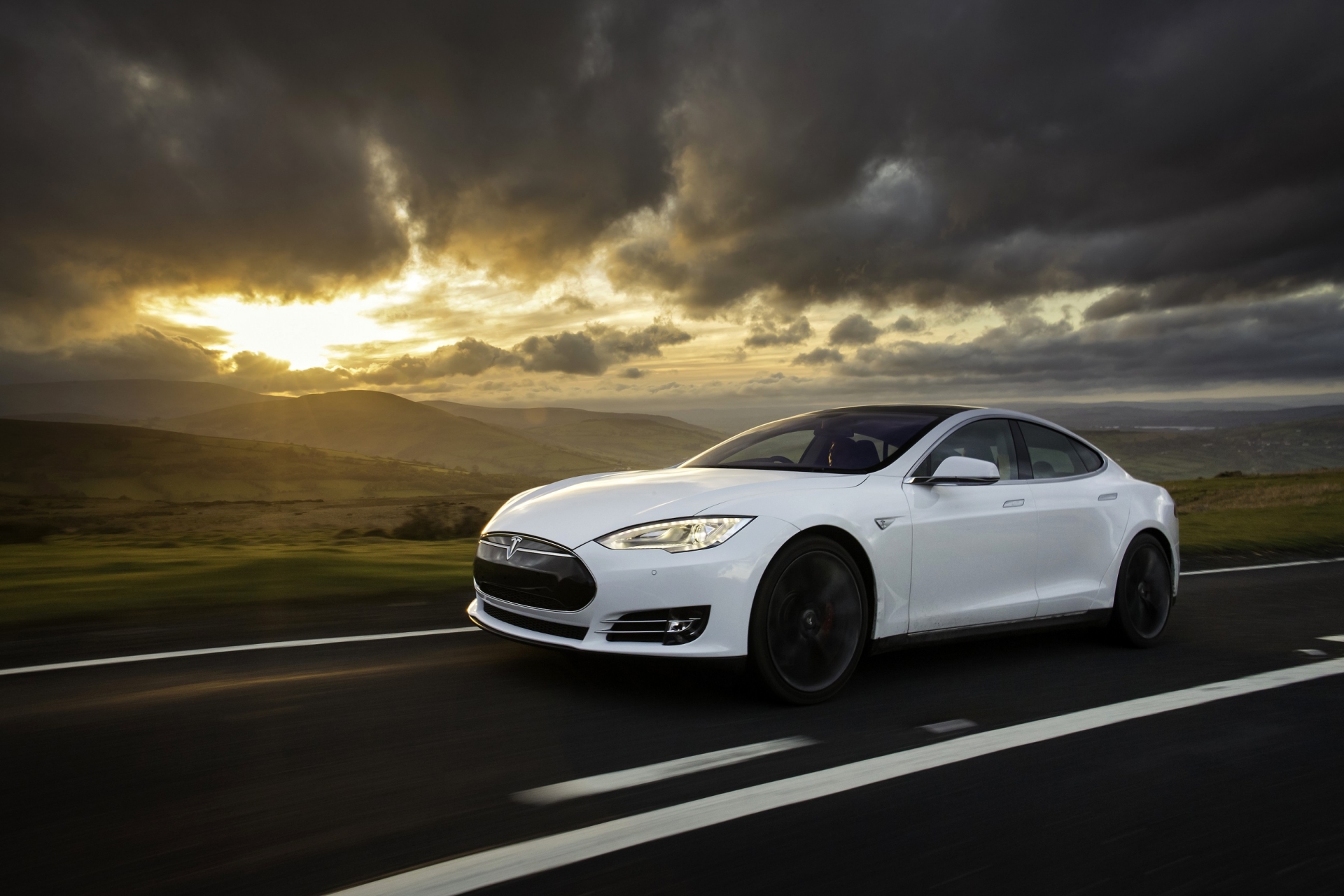 Tesla Model S - White Exterior - Front Side View - Green Machine | A Closer Look At Electric Cars And Hybrid Vehicles