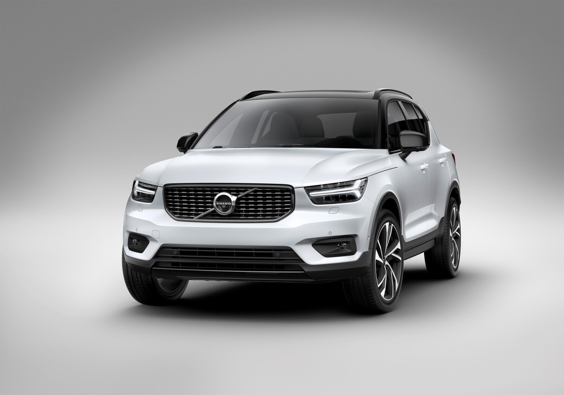 2018 Volvo XC40 - White Exterior - Front Side View